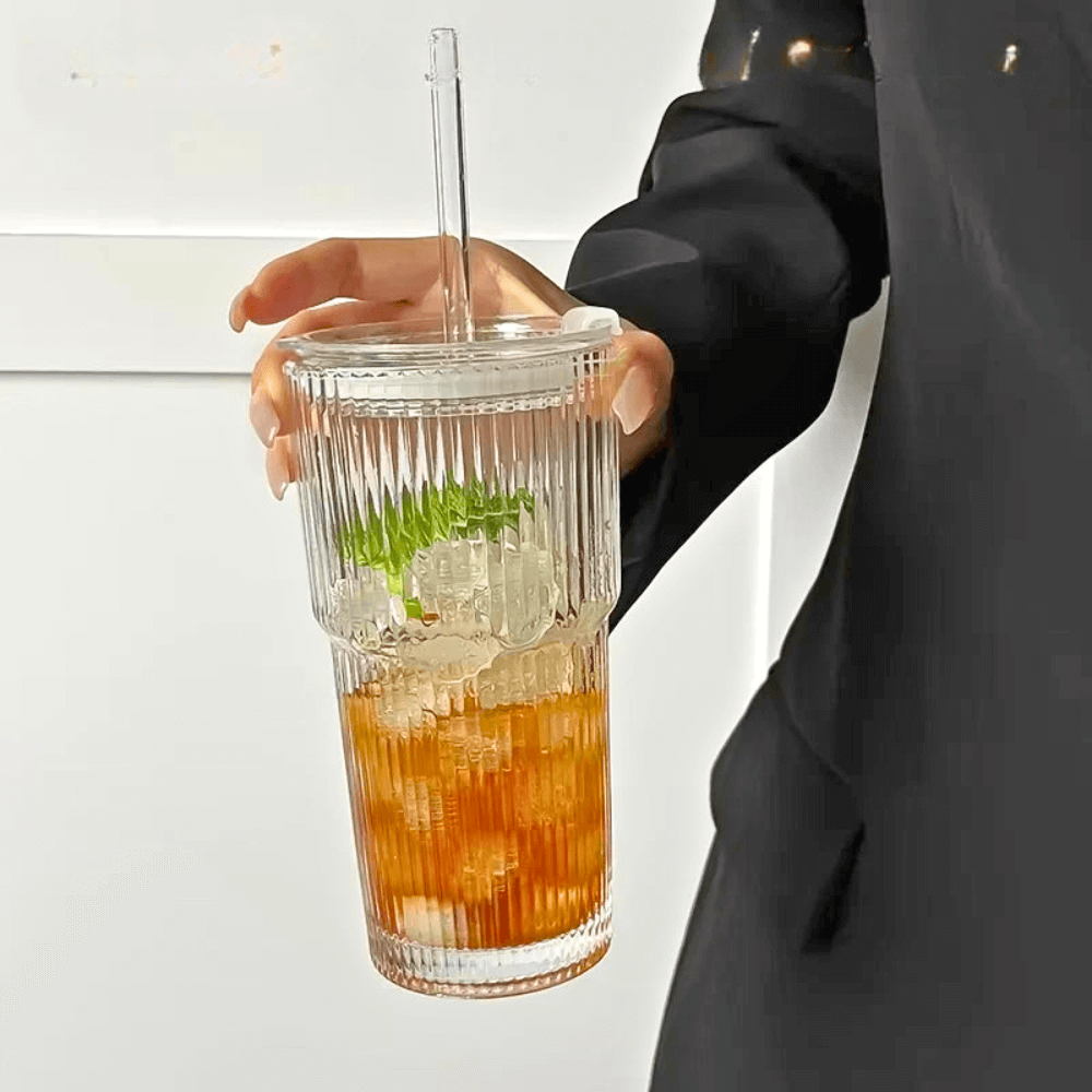 Ribbed 600ml matcha glass tumbler with clear lid and straw, filled with iced tea and mint leaves.