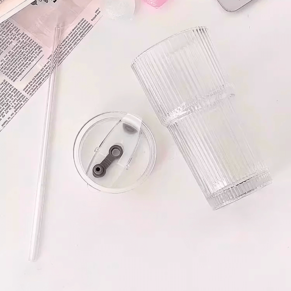 Matcha glass tumbler with clear lid and straw, 600ml ribbed design for iced drinks.