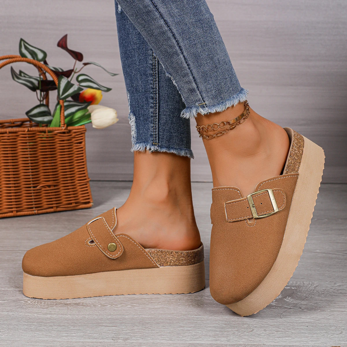 Women’s suede slingback platform clogs with thick sole, perfect for casual wear in spring and autumn.