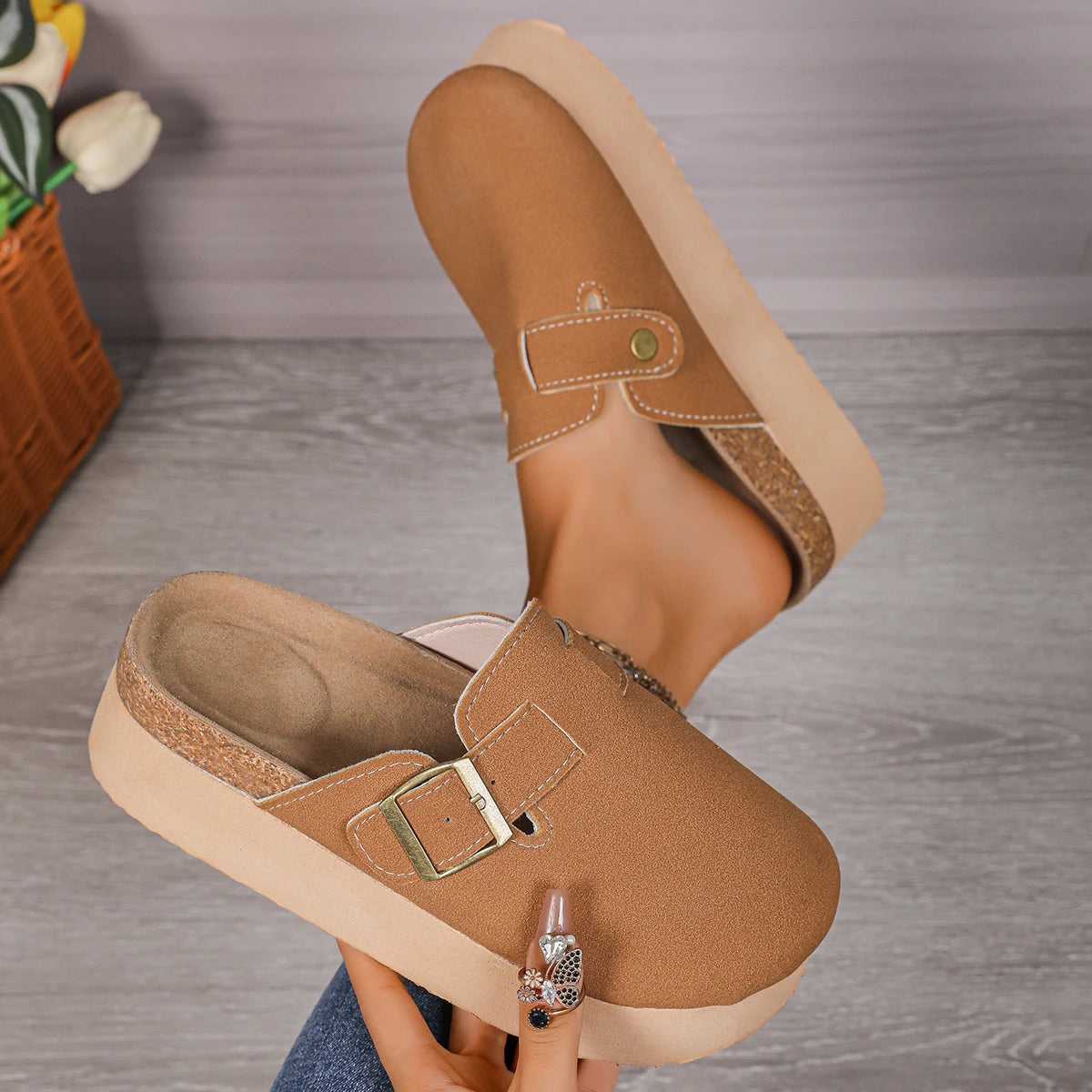 Women suede slingback platform clogs with thick sole, perfect for casual wear and retro fashion in spring and autumn.